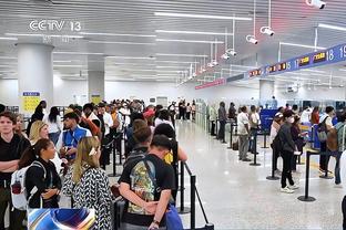 Chiều nay C - rô đến Thâm Quyến, đã có rất nhiều người hâm mộ chờ ở sân bay Thâm Quyến
